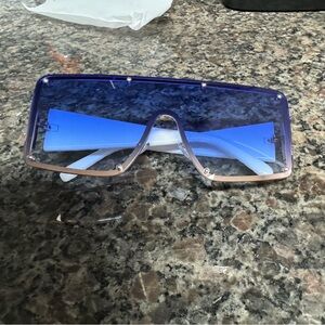 Large Women's One-piece Rivet Shield Gradient Lens Sun Shades - RENEKTON